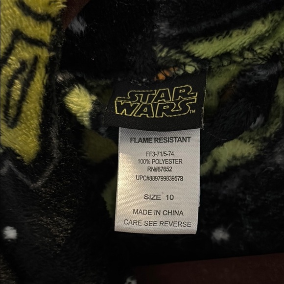 Star Wars Black and Green Silky Pajama Robe/ Baby Yoda/ Mandalorian - Picture 2 of 4
